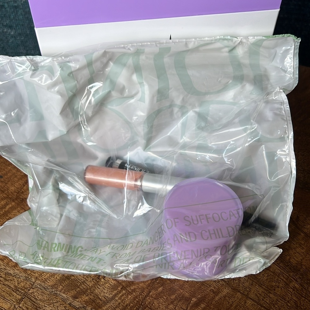 NIB Clinique set: cleansing balm, liquid liner and lip gloss - Picture 5 of 6